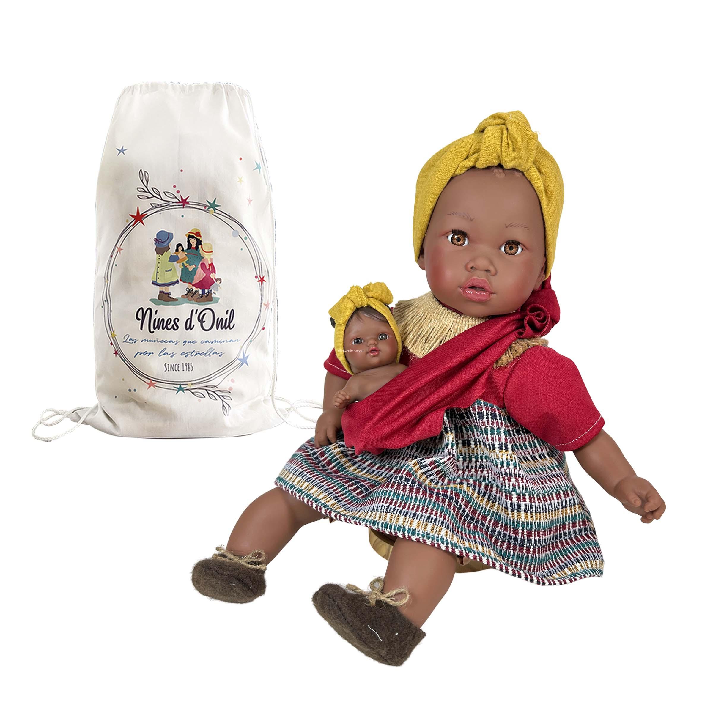 Imagen de Muñeca Alika Burgundy con bebé Nines d´Onil